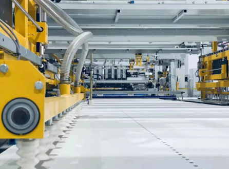 亞洲首臺溫康納七九尺雙面壓貼生產線初步調試成功